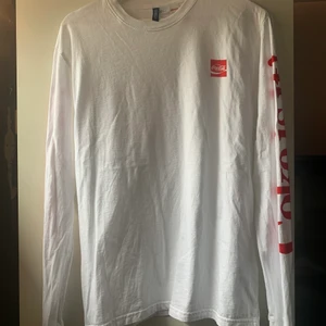 Tröja - Tröja från hm, köpt på herravdelningen så sitter som en L skulle jag säga. Snygg och i bra skick. Samma tryck på båda ärmarna. ⭐️köpare står för frakt⭐️