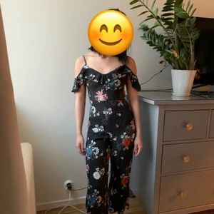 Jumpsuit  - Fin jumpsuit i xs storlek. Passar till sommar om man vill vara lite extra fin i vardag och perfekt till fest. Passar bra för någon som är mellan 150-165 lång 