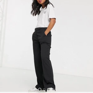 Kostymbyxor  - Helt oanvända kostymbyxor i petitemodell från Asos Design. Modellen på bilden är 156 cm lång o har strl 34, men upplever att de är rätt små i storleken om man vill ha lite oversize. Var lite för korta på mig som är 168 🥰