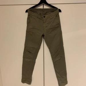 Gröna Zara Chinos - Gröna Zara chinos i storlek 29.