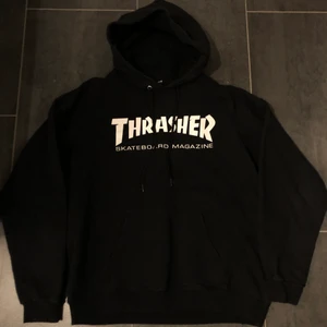 Thrasher hoodie - Skön passform och trycket är fortfarande i bra skick, väldigt små sprickor på den smala texten under loggan.
