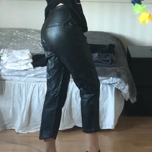Imitation skinnbyxor från NA-KD - Säljer dessa super fina, nästan nya, svarta skinn byxor från NAKD i storlek 38 men skulle säga att de passar 38-40 som andvänts cirka 2ggr. Säljer dessa för att dem är för korta på mig som är 172! Köparen står för frakten så slutpriset blir 50 + frakt ( 62 kr ) 