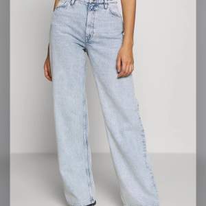 Säljer dessa Yoko jeans i storlek 38💞 Skriv för fler bilder, jag är 175 och på mig sitter dom bra!💕 