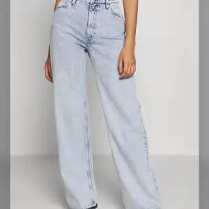 Säljer dessa Yoko jeans i storlek 38💞 Skriv för fler bilder, jag är 175 och på mig sitter dom bra!💕 