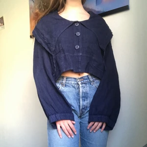 Denimblå linnetopp - Top/bolero i denimblått linne från vintagemärket Bohème. Jättetungt och fint fall, underbar kvalitet. Stora slag och ärmar med indrag. Väldigt flattering och fin att ha öppen med. Frakt ingår!