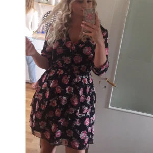 Blommig klänning från HM - Jättesöt blommig klänning från HM använd fåtal gånger🌸 Stl M 