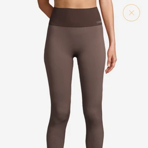 Casall tights  - Tights från Casall i storlek, samma som på bilden fast den är mörkblå färg .