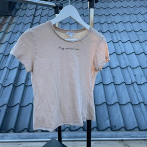 T-shirt - T-shirt från Monki i storlek S. Använts fåtal gånger och är i bra skick! Möts upp i Ljungby eller fraktar för 51 kr (endast spårbart)