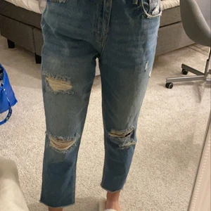 Raka jeans - Ett par raka jeans från primark i storlek 44 men skulle verkligen ej säga att de är 44 utan skulle säga att de passar M/L perfekt. Jättefina men aldrig använda och tyvärr för stora för mig nu som har XS vanligtvis.