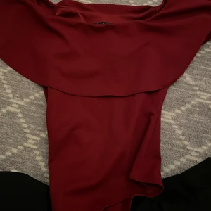 Body, klänning tight.  - Storlek S på alla tre. Röda body är använd, 40kr. Militär & svarta tight klänning är oanvända, 58kr stycket 