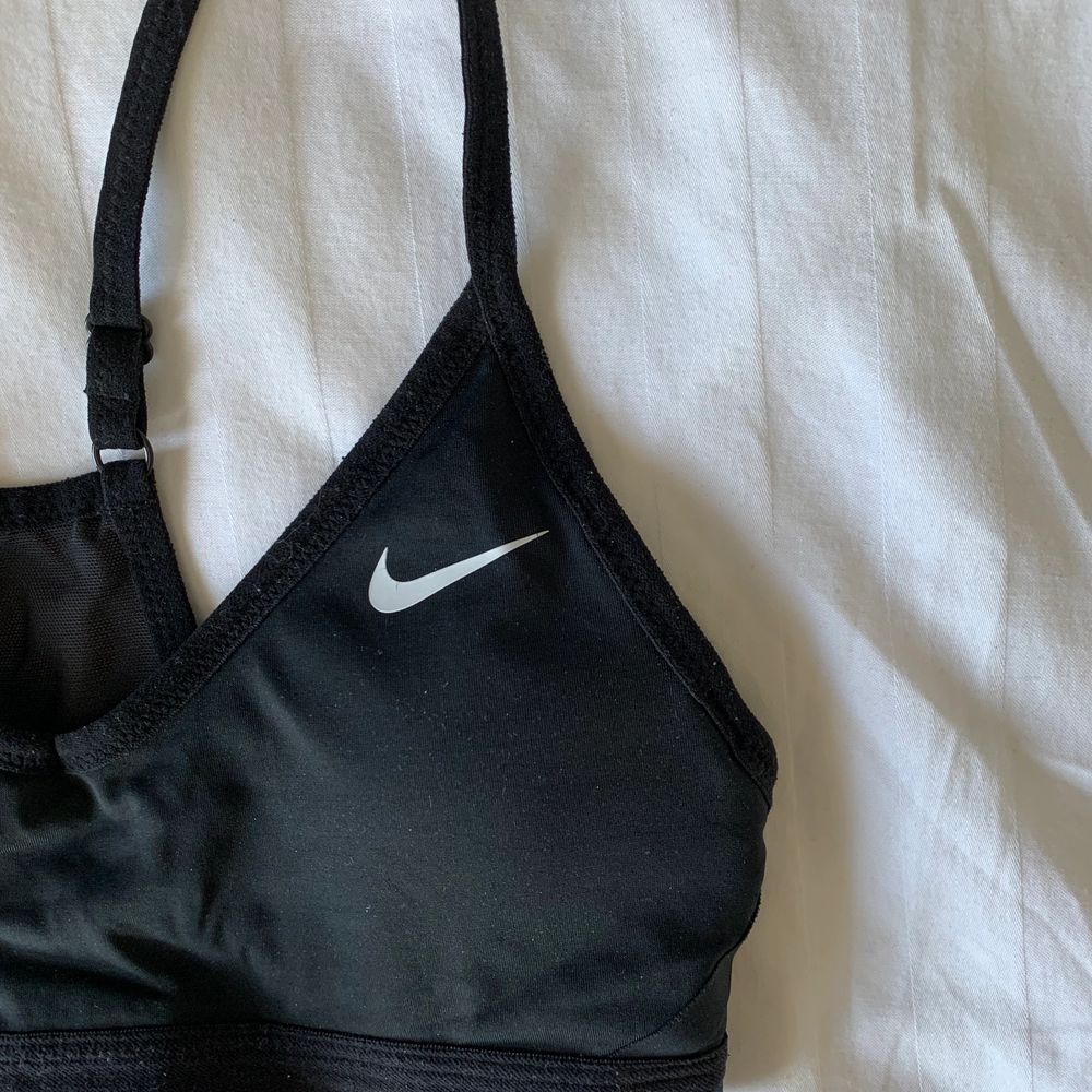Säljer denna fina sport-bh från Nike!🖤 Kan även användas som bikini. Säljer då den blivit för liten, använd endast ett fåtal gånger och i bra skick. Storlek S. Köparen står för frakt.. Övrigt.