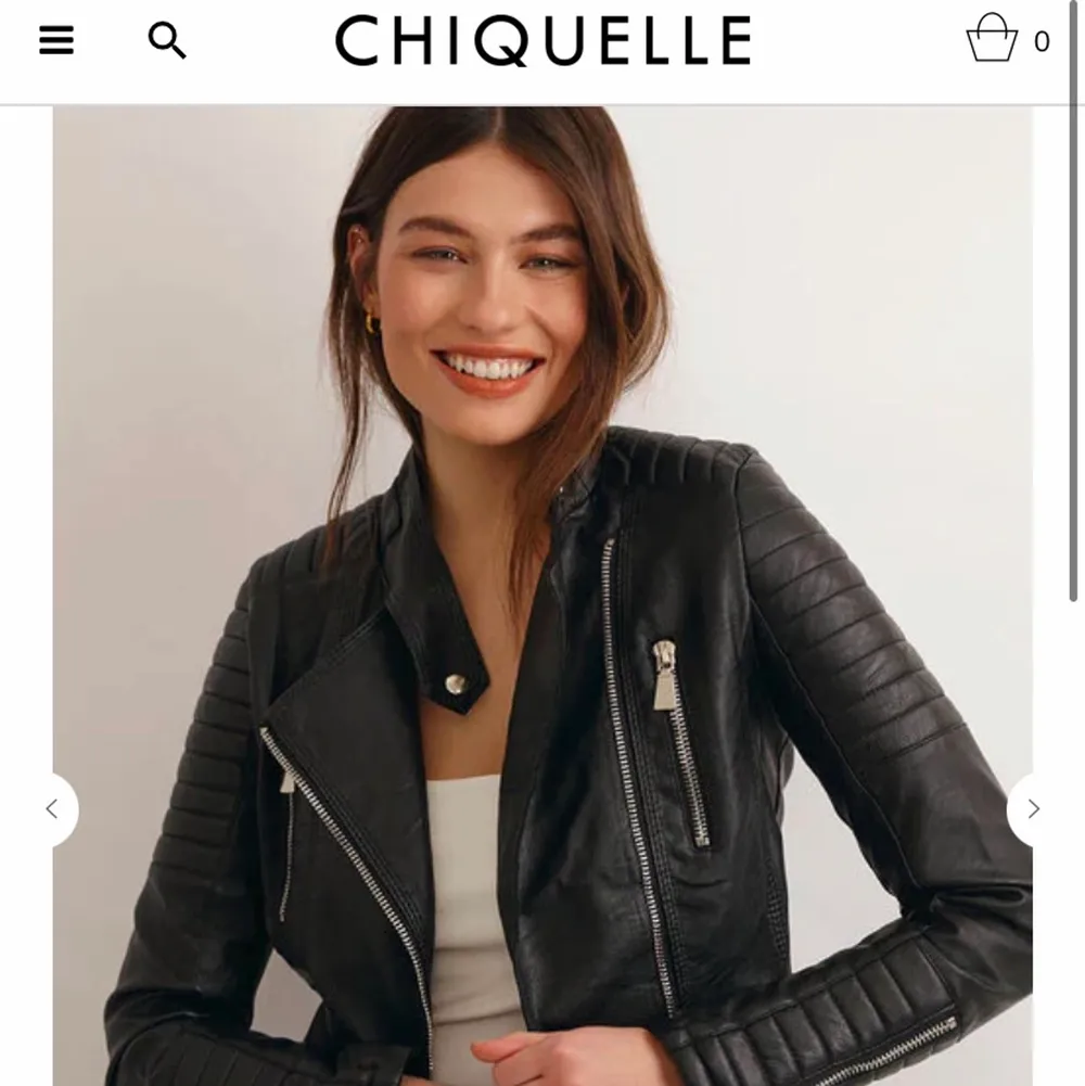 Säljer den populära skinnjackan moto jacket från chiquelle i storlek 36/xs, fint skick. Bud från 10kr. Frakt tillkommer på 66kr(spårbart). Jackor.