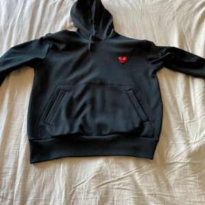 Cdg hoodie - Säljer min feta cdg hoodie. Lite nopprig men inget man tänker på. Storlek L men sitter mer som M då cdg är litet i storlekarna