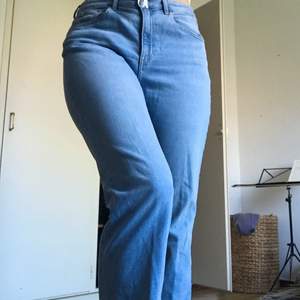 Jeans från &denim i modellen straight high waise ankle length. Fin ljusblå jeansfärg. 
