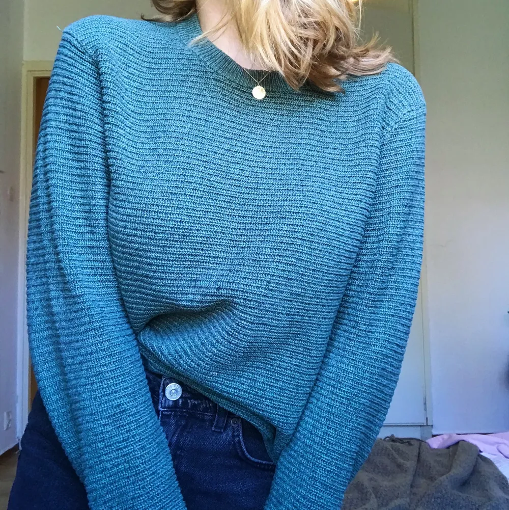 Har älskar den här tröjan så mycket men nu är det hejdå. Den är i jättefint skick och har långa ärmar. Fin grön färg. Storleken är s men passar bra på mig som brukar ha M. Stickat.