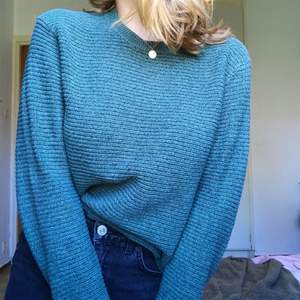 Har älskar den här tröjan så mycket men nu är det hejdå. Den är i jättefint skick och har långa ärmar. Fin grön färg. Storleken är s men passar bra på mig som brukar ha M
