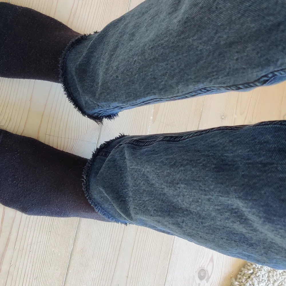 ett par skitsnygga gråsvarta jeans från Karve! modellen girlfriend high rise. de sitter jättebra på mig som är storlek 34/36. pris 200 kr inkl frakt 🖤. Jeans & Byxor.