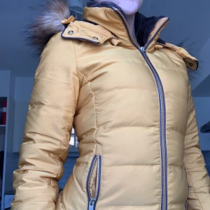 Vinterjacka från zara  - Jättefin gul vinterjacka från zara (gulare i verkligheten är på bilden) otroligt skön och snygg passform