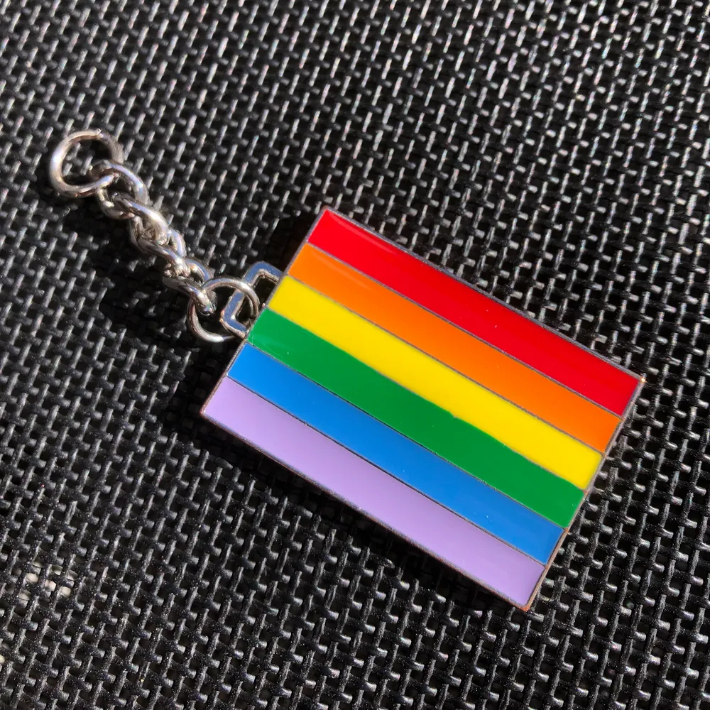 Prideflagga som nyckelring med kedja som man kan sätta på sina nycklar. Materialet liknar metall. Bra kvalitet, ser likadan ut på bägge sidor.. Övrigt.