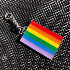Prideflagga som nyckelring med kedja som man kan sätta på sina nycklar. Materialet liknar metall. Bra kvalitet, ser likadan ut på bägge sidor.
