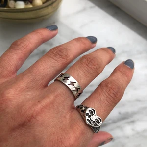 Ringar - Säljer dessa super snygga ringar! Passar till allt, den med blixtrar är tom justerbar!! En för 49 eller båda för 95!💕💕 Buda gärna! Köparen står för frakt som är 11kr!💕💕