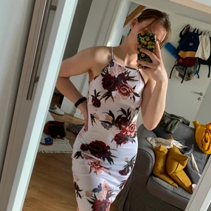 Klänning, S - Klänning i storlek S, slutar precis på knäna för mig som är 162cm. Endast använd en gång. Fin passform och superskönt material 🤗