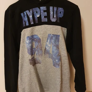 HYPE UP HOODIE - Gammal hoodie som jag brukade älska, säljer det då det börjar bli för liten för mig. Jätte snygg och värmer dig på kalla dagar