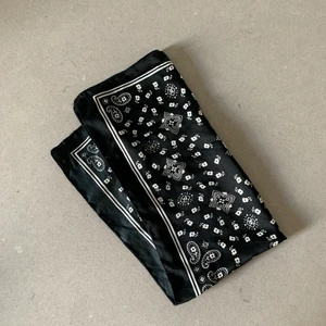 Svart scarf - Svart mönstrad scarf🖤