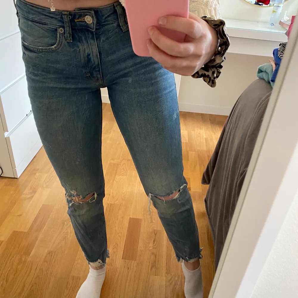 Lågmidjade jeans från H&M med hål i knäna. Storlek 24 i modellen Boyfriend jeans. Är i bra skick och använda fåtal gånger. Ordinarepris 199kr💖. Jeans & Byxor.