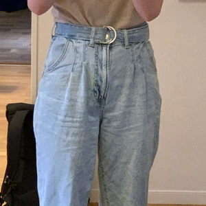 Jeans - Säljer dessa Mom jeans från H&M! Dessa är i bra skick och sitter skönt. Dock är dessa inte min stil längre så därför säls dem