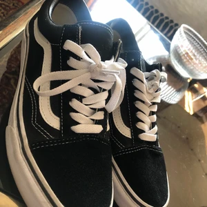 Vans Old Skool strl 40 - Endast använda två gånger. Säljer dom pga att dom inte passar mig. Enda skavanken är det lilla hålet som syns på bilden. 