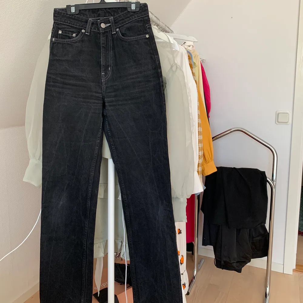 Weekday jeans modell row. Supersnygga verkligen och bra längd till mig som är 168 cm lång, storlek 24/32. 200 kr + 66 kr frakt.. Jeans & Byxor.