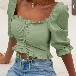 Grön topp! - Verkligen en så fin topp från shein, det ända problemet är att min byst är för stor för den, har C! Så om du är en S person med A eller B tror jag den skulle sitta jättefint!!🥰🥺 köpt för 130kr och frakten kostar 48kr men det är GRATIS FRAKT!