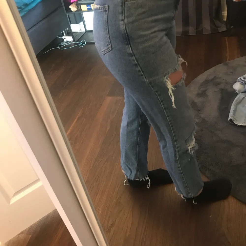 Snygga jeans ifrån Nakd, knappt använda och köpta för 500kr. Storlek 38 men skulle säga dom passar lika bra 36 då de är en kortare modell. Säljer för 200 kr + frakt men pris kan alltid diskuteras💕💕. Jeans & Byxor.