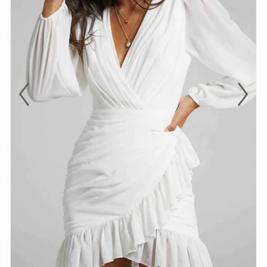  - Säljer denna jättefina studentklänning som jag fick hem som tyvärr var för liten, köpt för 900. Helt oanvänt och nyskick, pris kan diskuteras 💕🥂