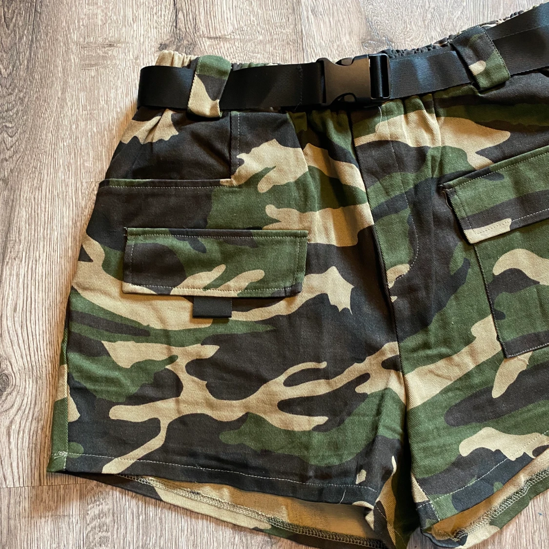 Camo shorts med skärp