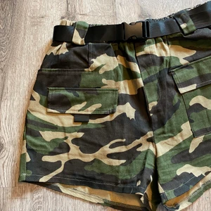 Camo shorts med skärp - Shorts med skärp i midjan. Storlek L, har använts som ett par oversized shorts på mig som vanligtvis är S/M. Använda ca 3-4 gånger. Fraktavgift tillkommer. Skicka privat meddelande om du har några frågor💕 