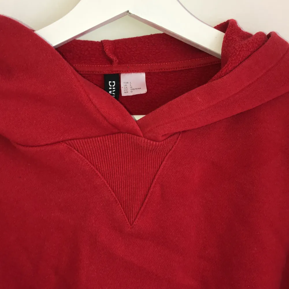 Röd croppad hoodie från hm, divided. köpare står för frakt🌷. Tröjor & Koftor.