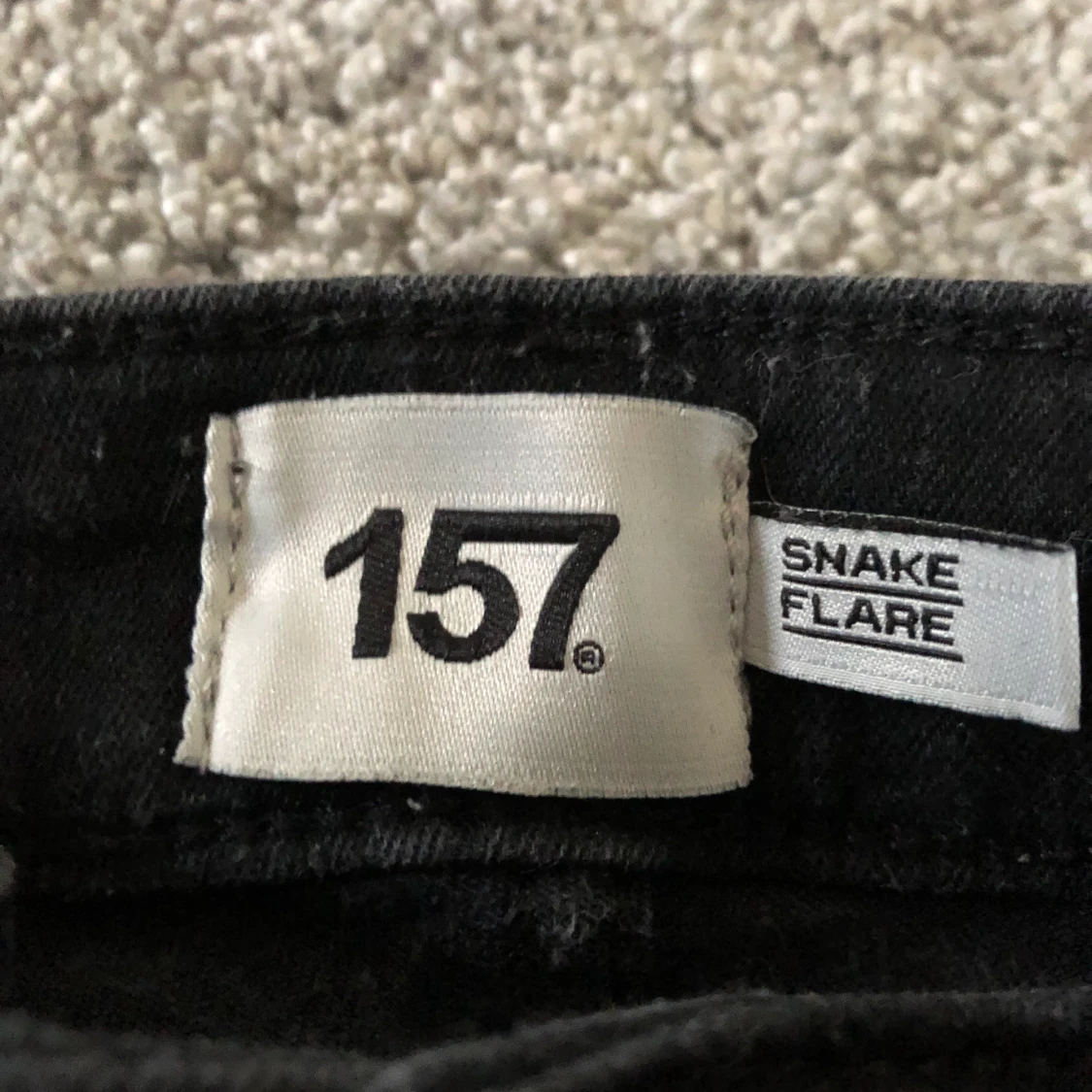 Svarta ut svängda jeans lager 175 - 91