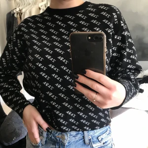 Zara tröja  - Säljer pga använder aldrig nu och den har knappt varit använd, väldigt bra skick. Storlek S!