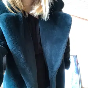 Mörkgrön faux fur jacka från Vero Moda. Helt ny och kommer tyvärr inte till användning! Strl S💕 Nypris: 600 kr