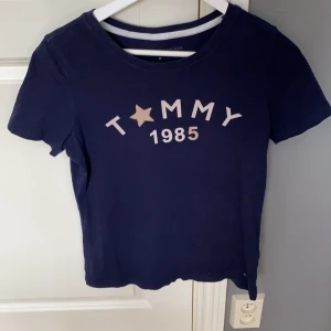 En Tommy Hilfiger T-shirts  - Är andvänd ca 3 gånger. I storlek M