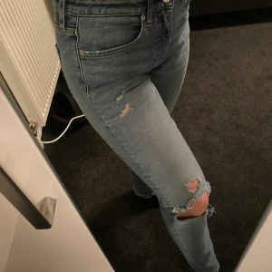 Jeans från hm - Blåa Jeans från hm med hål i. Storlek 26