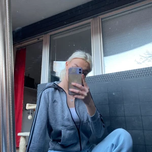 Grå adidas kofta! - Säljer denna fina gråa adidas koftan! Den är i jätte bra skick och i ett tjockt matreial! Säljer det pga att den är lite kort i mina armar (har väldigt långa armar)!🤍🤍