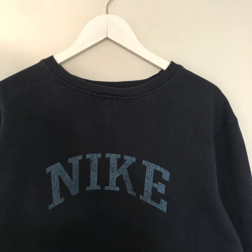 Vintage Nike spellout sweatshirt i mörkblå färg. Tröjan är från sena 90-talet. Texten är blå och har cracking runt om på texten.. Tröjor & Koftor.