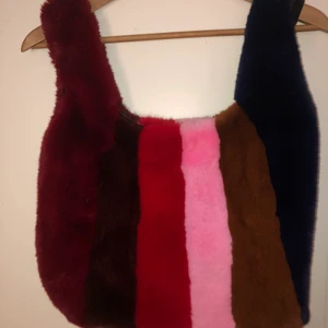 Fluffig stor totebag - Fluffig totebag som är rymlig med magnetknapp som stänger. Har även innerficka. Endast använd 2 gånger och i prima skick. Möts i stockholm eller fraktar🌷