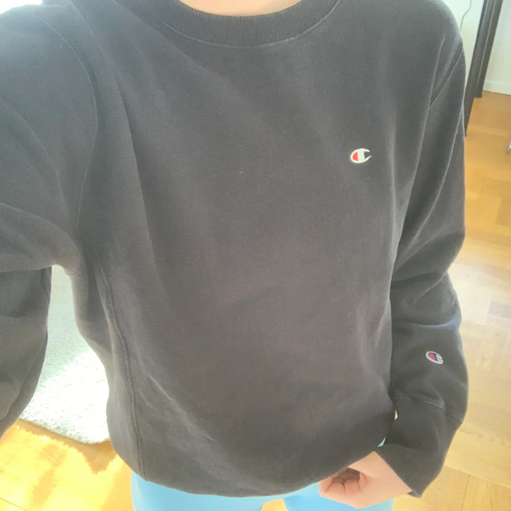 Intressekoll på min svarta vintage Champion sweater. Storlek Large men sitter bra på mig som har S. Hoodies.