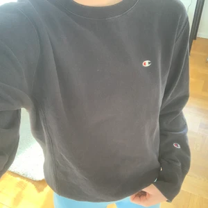 Champion sweater - Intressekoll på min svarta vintage Champion sweater. Storlek Large men sitter bra på mig som har S