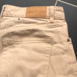 Monki Yoko jeans  - Säljer mina älskade Monki jeans i den populära modellen Yoko. Det är ett par jeans i en liten beige färg, sjukt snygga. Sitter sjukt bra på och framhäver 🍑. Knappt använda, köparen står för frakten 💕