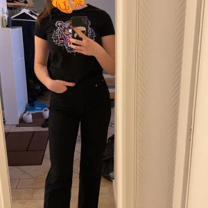 Svarta weekday byxor - Säljer dessa för de är för korta för mig. Jeansen från weekday, storlek 36 :) priset kan självklart diskuteras❤️ Skriv privat för fler bilder❤️